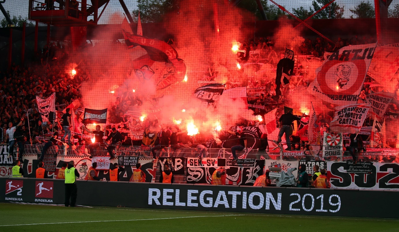 Patrick Andersson (l.) schießt für Bayern das Tor, das S04 im Mai 2001 in Agonie stürzt. Foto: Imago Images