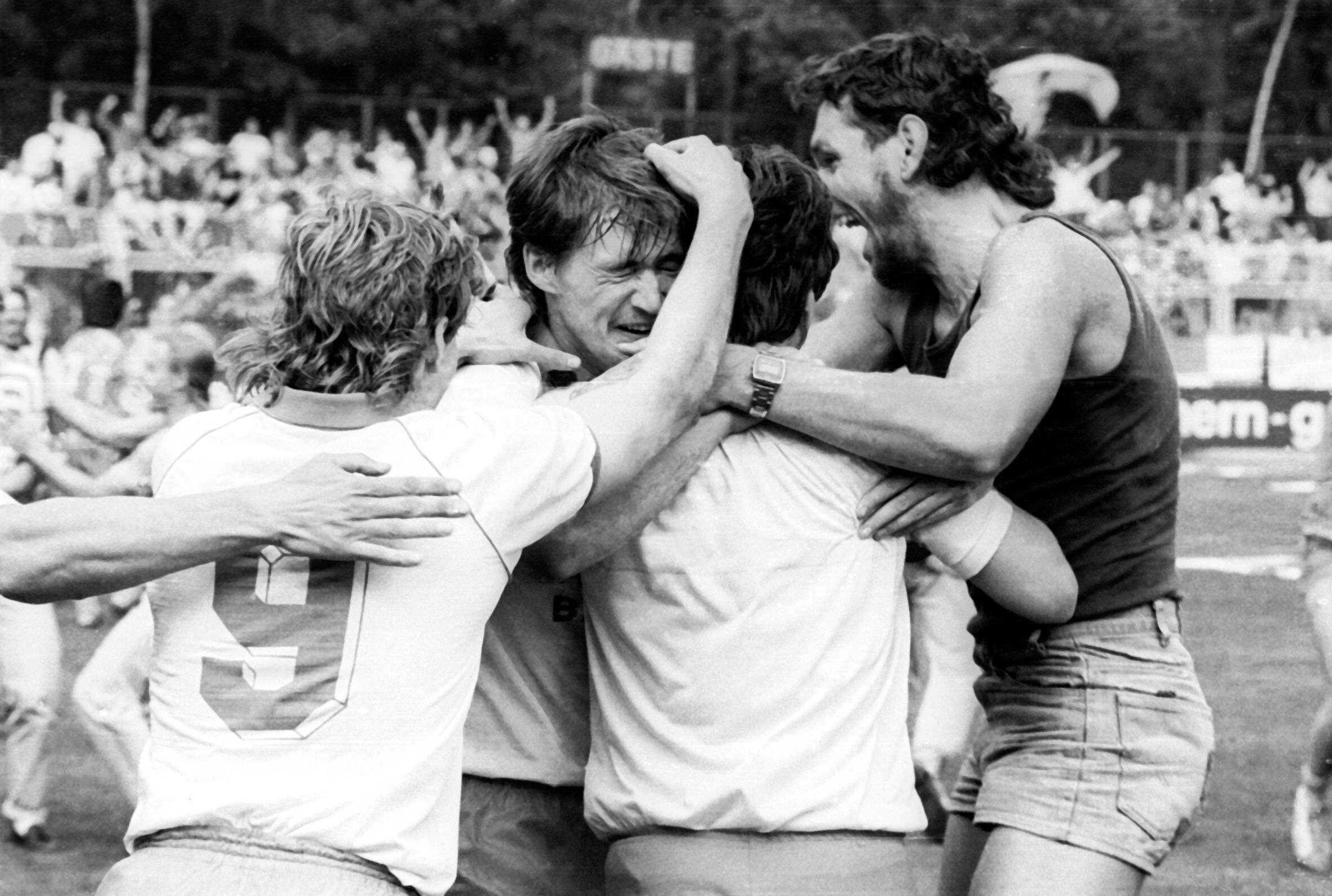 Finale um die Deutsche Fußballmeisterschaft am 18.05.1958: S04-Kapitän Bernie Klodt (l.) bei der Begrüßung. Foto: Imago Images