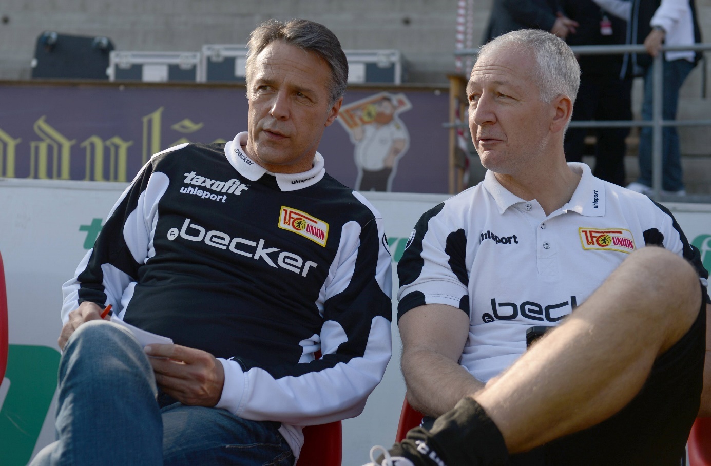 Manuel Neuer und Raul im Trikot von Schalke 04 nach dem Pokalfinale 2011. Foto: Imago Images/Bernd Müller