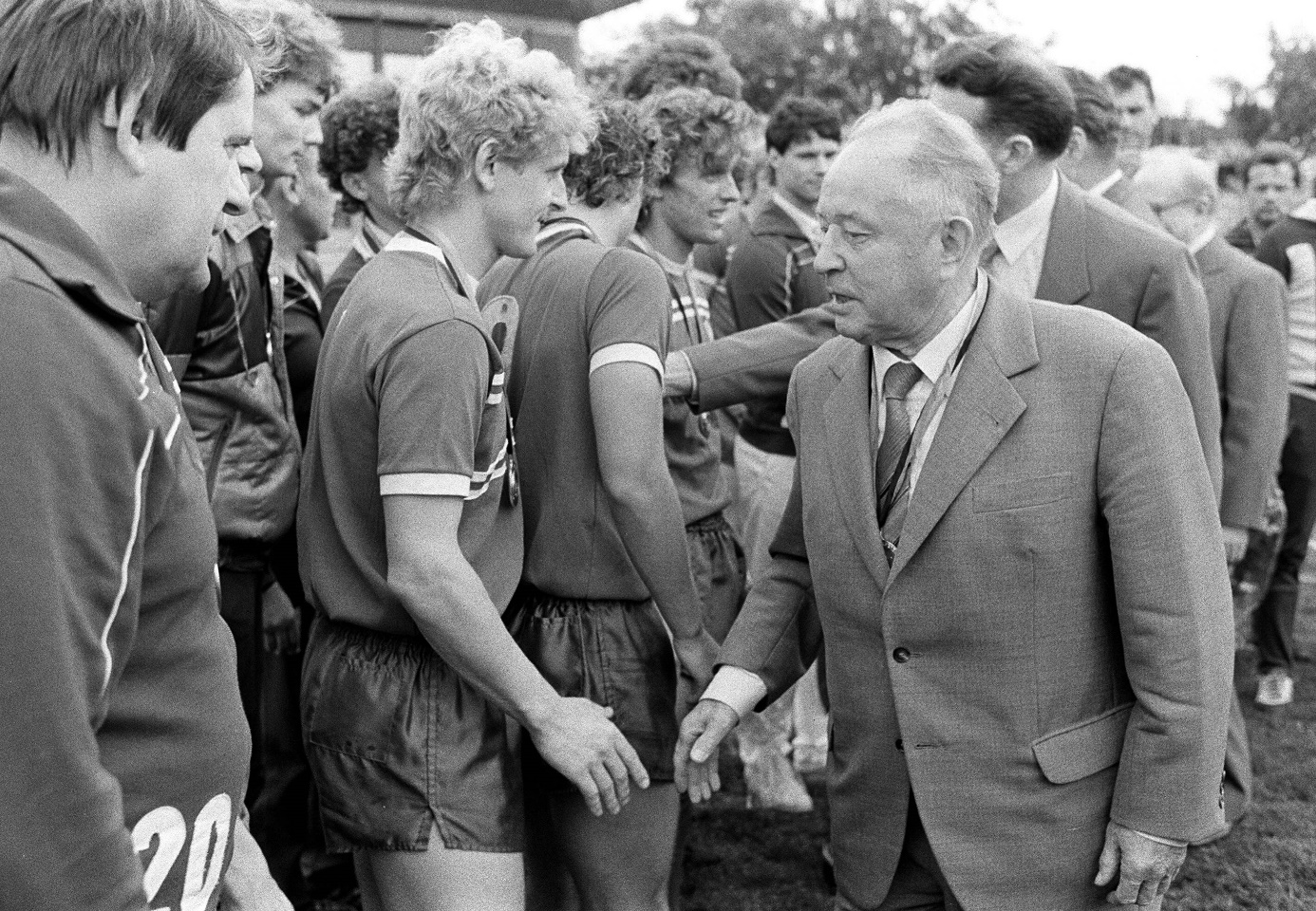 Die Mannschaften von Schalke 04 und Admira Wacker Wien im Endspiel um die Deutsche Meisterschaft 1939. Foto: Imago Images
