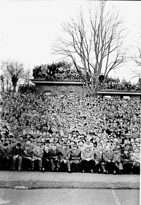 Fans auf Bäumen, Fans auf Dächern: Dortmund schlägt Schalke am 24.01.1960 mit 6:3. Foto: Imago Images/Horstmüller